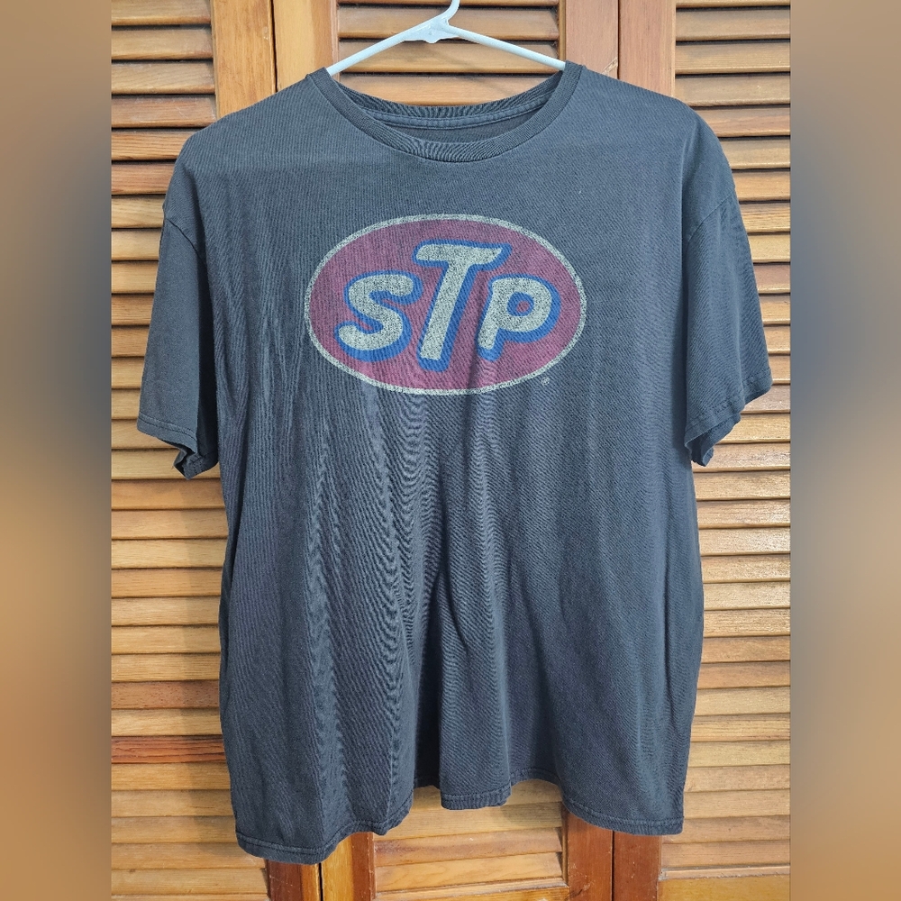 Men’s Black STP Logo Graphic Tee Large Vintage Racing Motor Oil Shirt